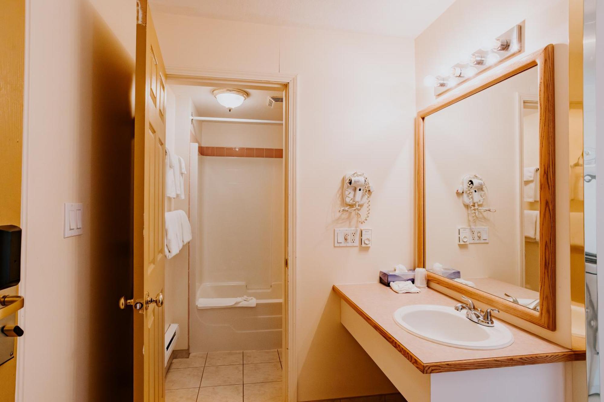 Western Budget Plus Mosaic Suites Penhold Εξωτερικό φωτογραφία