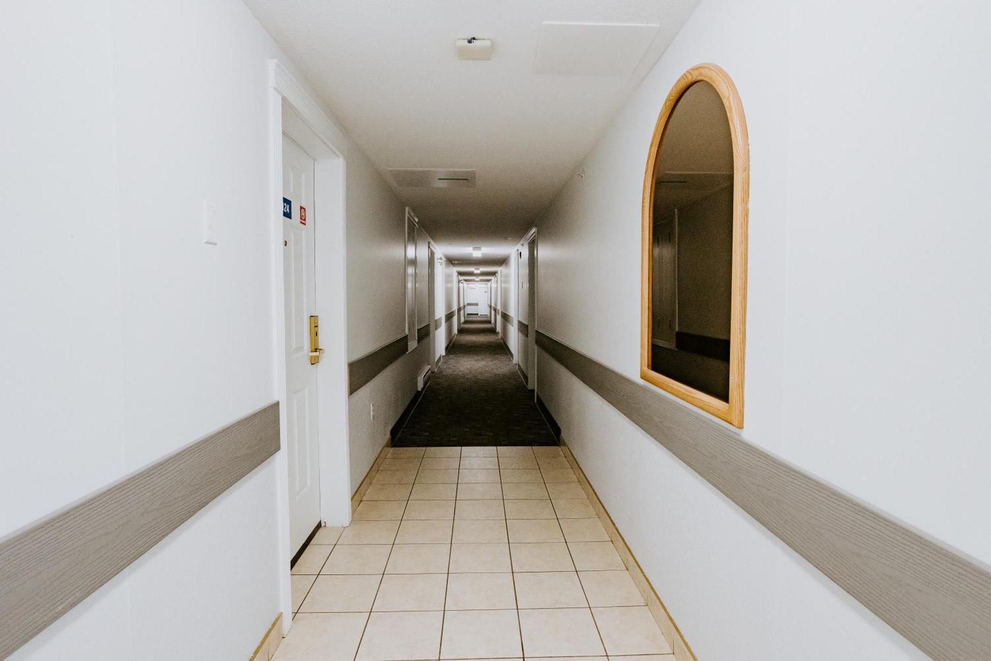 Western Budget Plus Mosaic Suites Penhold Εξωτερικό φωτογραφία