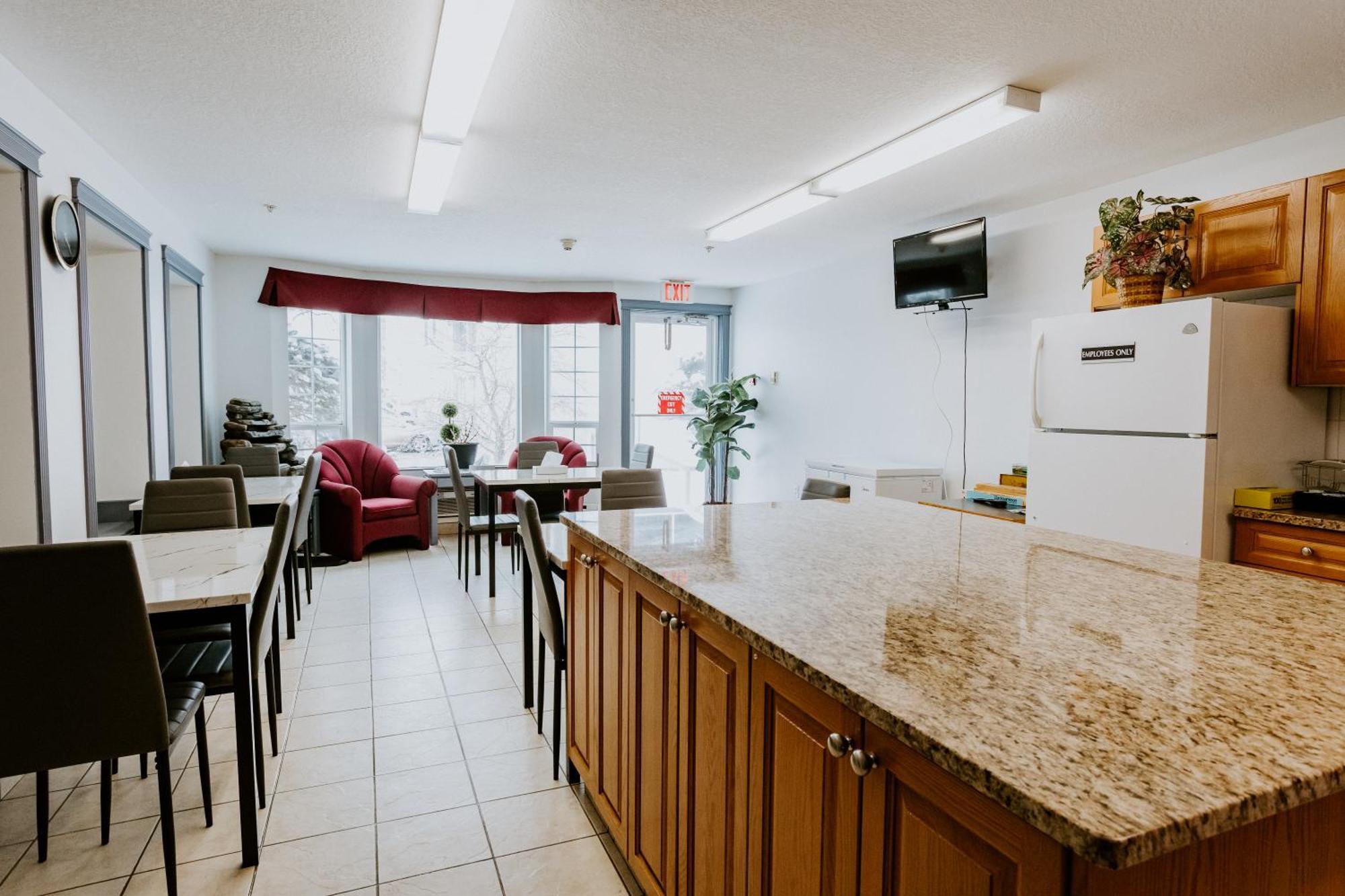 Western Budget Plus Mosaic Suites Penhold Εξωτερικό φωτογραφία