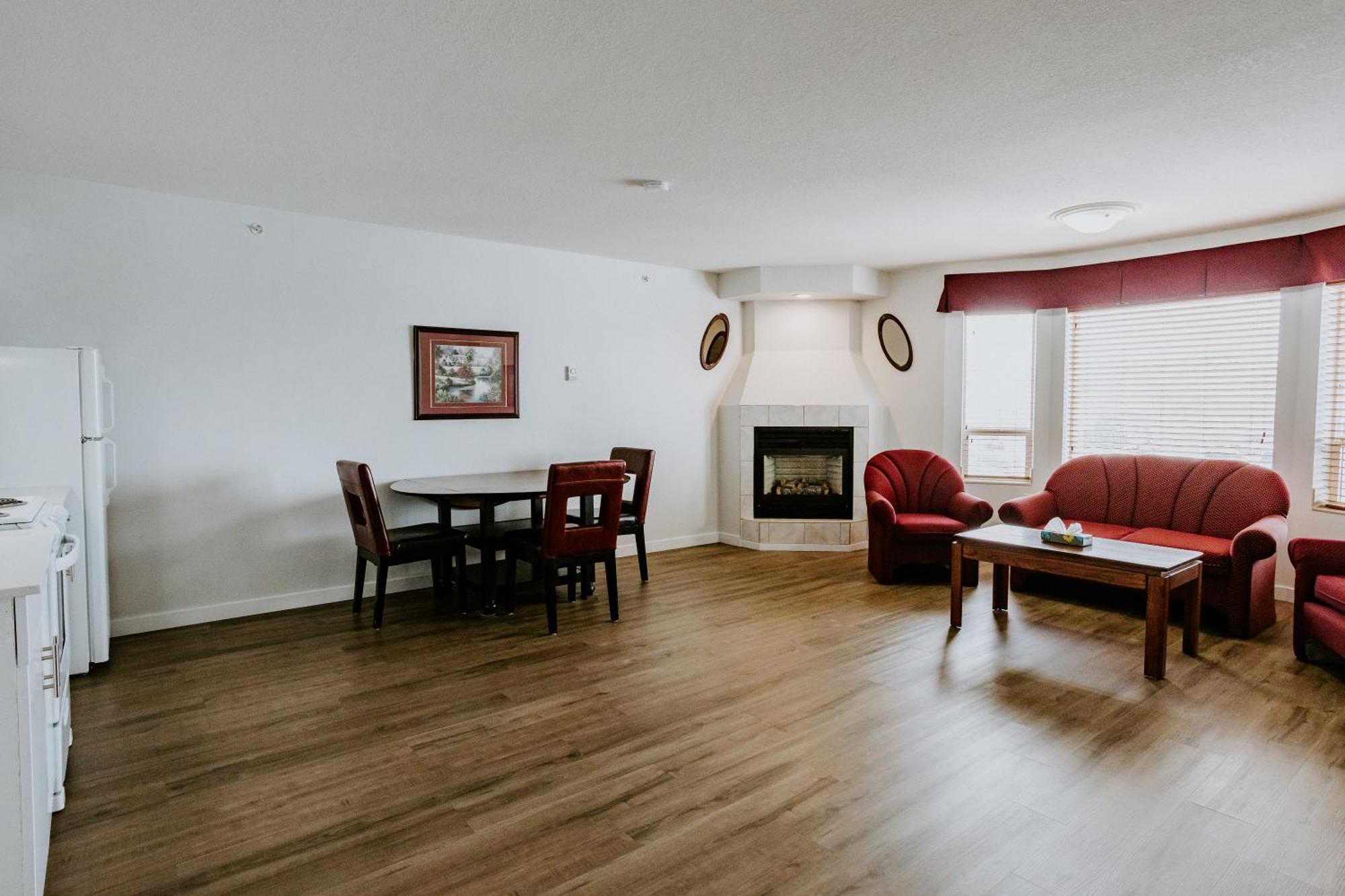 Western Budget Plus Mosaic Suites Penhold Εξωτερικό φωτογραφία